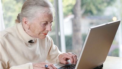 «فضائح الأمهات أون لاين».. فتيات: «أمي لغت فرحي».. وأخريات: «ألفاظها بشعة»