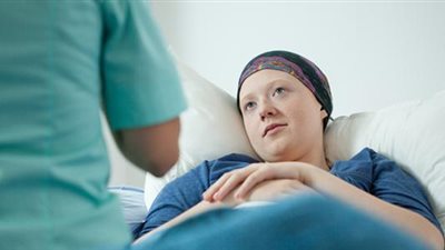 أستاذ جراحة يُحذر من هذه العادات: تُصيبك بالسرطان.. فيديو