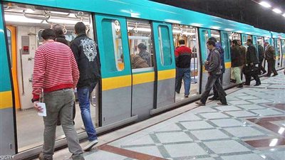 الحياة تعود لشوارع القاهرة.. وإعادة فتح مترو السادات 