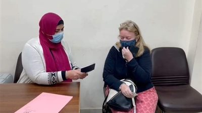 بينهم سيدات.. الداخلية تقدم تيسيرات لكبار السن والحالات المرضية بـ«الجوازات»