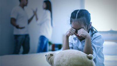 أخصائية اجتماعية: من يبتز الأم ماليًا تسقط عنه كافة أنواع الأبوة.. فيديو