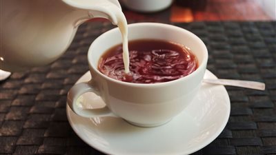 طبيب محذرًا من الشاي بالحليب: يصيبك بأمراض القلب.. فيديو