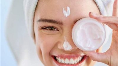 ازاي تخلي بشرتك زي «البيبي»؟.. السر في مقشر النشا وماء الورد 