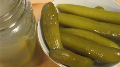 بمكونات بسيطة.. طريقة سهلة لعمل مخلل الخيار بمنزلك