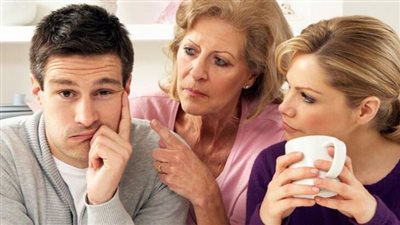 مشكلات الزواج «أونلاين».. فتاة: «جوزي خواف».. أخرى: «بيغير عليا من أمي»