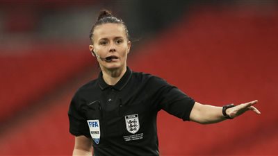 ريبيكا ويلش.. أول حكمة تدير مباراة للرجال بالدوري الإنجليزي