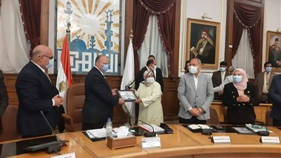 محافظ القاهرة يُكرم 3 مهندسات لجهودهن بموكب المومياوات الملكية