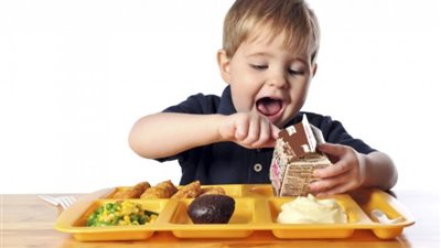 وجبات سريعة بطعم الموت.. الأطفال الأكثر ضحايا.. وألاعيب لإخفاء السموم