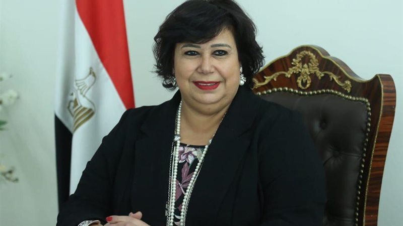 الفنانة الدكتورة