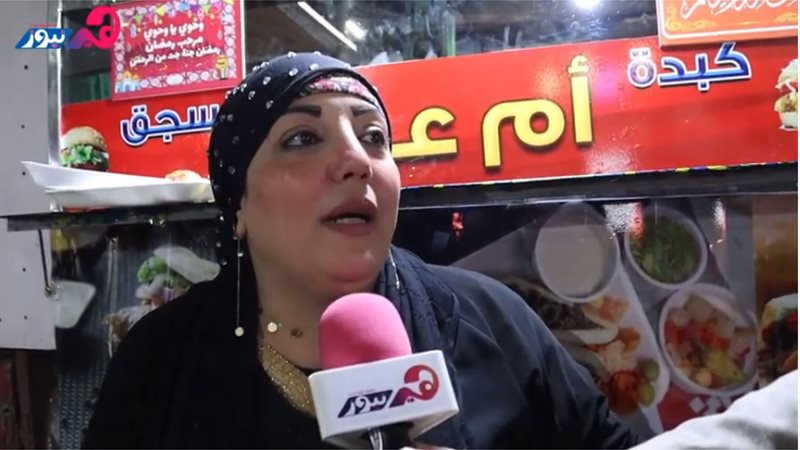 بائعة الساندوتشات