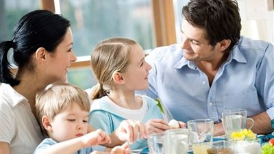 استشارية علاقات أسرية تنصح الأمهات لتربية أطفالهن بطريقة سليمة .. فيديو