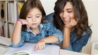 7 خطوات تُساعد ابنك في إنجاز واجباته.. تقمص الأم دور المدرسة الأهم