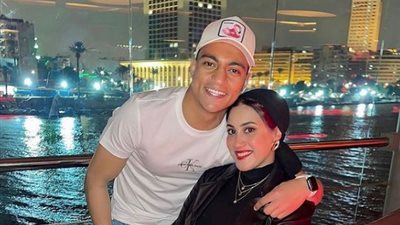 اللاعب مصطفى محمد فى نزهة نيلية مع زوجته (صور)