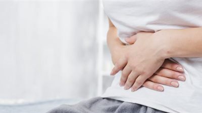 لو بطنك بتوجعك.. 7 مشروبات تُخلصك من الألم