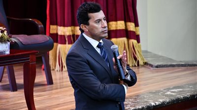 وزير الرياضة يُكرم الفائزين في الانتخابات الإلكترونية لبرلمان الشباب