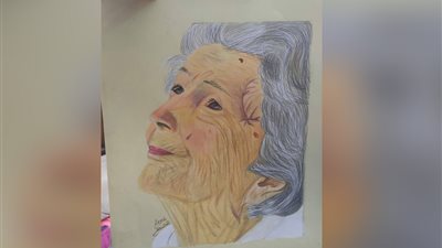 «أمل ورجاء المرأة في سن الشيخوخة».. لوحة فنيّة بريشة أنجيل سلامة