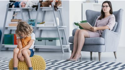 إزاي تعرفي أن طفلك مصاب بـ طيف التوحد؟.. طبيب نفسي تجيب (فيديو)