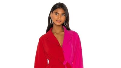 موضة صيف 2021 للفتيات.. فستان متعدد الألوان وجاكيت أبيض ( صور )