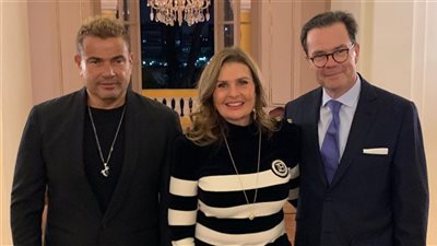 عمرو دياب يحيي حفلًا بالسفارة الفرنسية في حضور يسرا.. فيديو