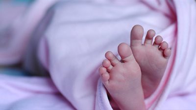 سيدة تقتل طفلتها خنقًا بأوسيم.. والتحريات: «مُهتزة نفسيًا»