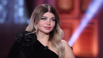 بفستان أسود قصير.. ياسمين الخطيب تستعرض أنوثتها