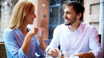 كيف تجذب المرأة الرجل لها؟.. استشاري علاقات يُجيب.. فيديو