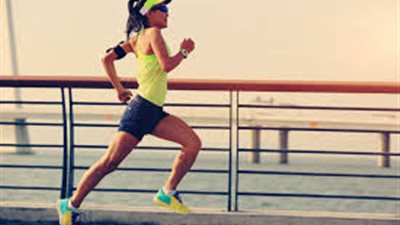 4 أحذية رياضية للتغلب على آلام المشي في الصيف