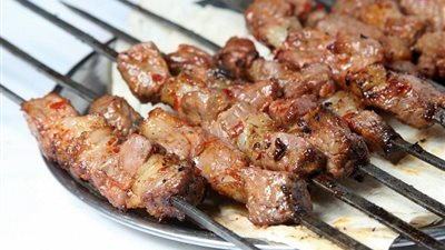 بدلًا من شرائها.. حضري اللحم المشوي في منزلك بهذه الطريقة 