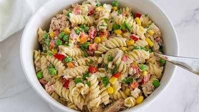 بمكونات بسيطة.. طريقة عمل سلطة المكرونة بالتونة والخضار 