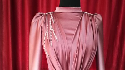 بماكينة خياطة منزلية.. هاجر عاطف تحلم بالوصول للعالمية فى تصميم الأزياء