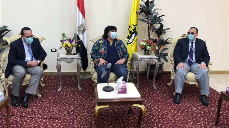 الفنانة الدكتورة