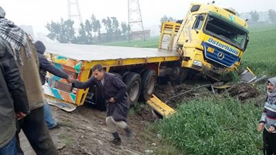 النقل الثقيل يدهس زوجين وطفليهما في حادث مروع وقت الفطار 