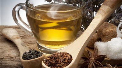 شاي الأعشاب.. تعرفي على أنواعه الأربعة وفوائده الصحية 