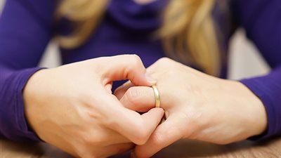 عائشة تطلب الخلع: «طلب مشاركتى بحفلة للعلاقات المحرمة»