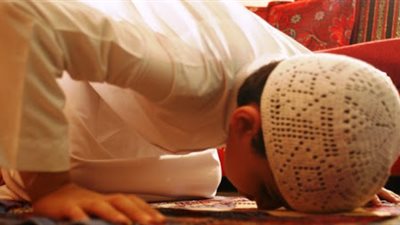 «ساعة لربك وساعة لقلبك».. كيف تقسمين وقت طفلك بين العبادة والتسلية؟