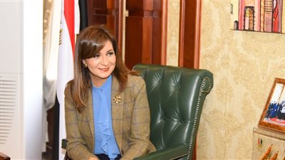 مصري يبهر الأمريكان.. ووزيرة الهجرة: فخورة بأولادنا (فيديو)