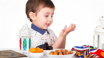 كيف تشجعين طفلك على صيام رمضان؟ (فيديو)