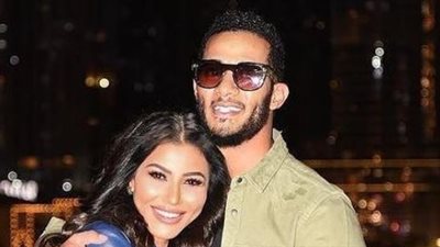 مذيعة إماراتية تحذف صورتها مع محمد رمضان بعد الهجوم عليها