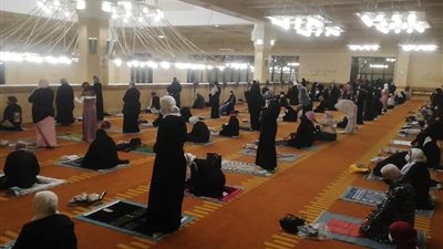 إقبال نسائي غير مسبوق علي 3 مساجد مفتوحة للتراويح ..صور