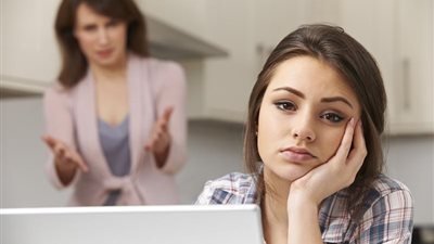 7 معلومات عن مؤلفة «افهميني يا ماما» لفك شفرات المراهقات 