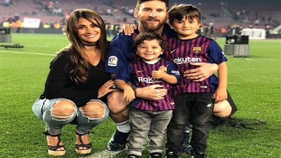 زوجة ميسي تقدم دليلًا على بقاء زوجها مع «برشلونة»