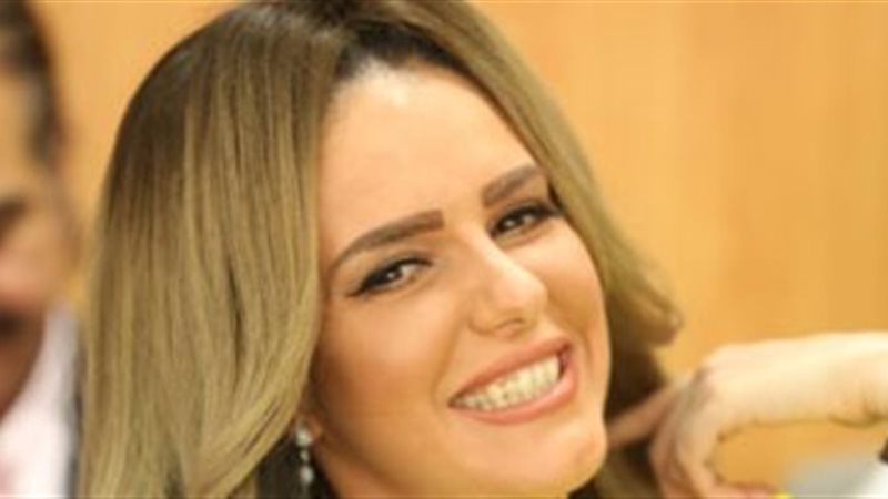 الفنانة دنيا عبد