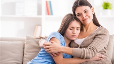كيف أتعامل مع حب ابنتي المُراهقة؟.. أخصائية نفسية ترد: «مش بإيدها»