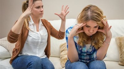 أمي تحب أخي وتكرهني.. نصائح للبنات للتعامل مع أمهاتهن 