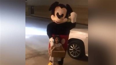 طرقت أبواب تلاميذها لتقديم الهدايا.. مُعلمة سعودية حديث «السوشيال ميديا»