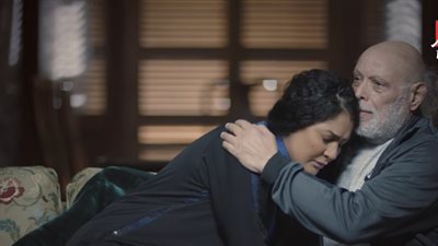 «لحم غزال» الحلقة 10| غادة عبد الرازق في أحضان والدها.. فيديو