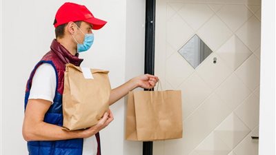 توصيل وجبات الإفطار سرًا للمنازل.. والسوشيال ميديا: «حفظت كرامة الناس»