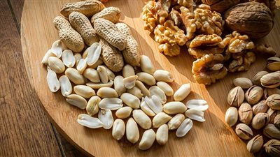 للسيدات بعد الـ40.. إخصائية تغذية تنصح بتناول المكسرات