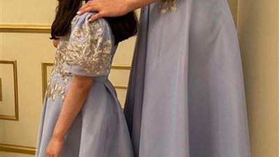 للأم وابنتها.. أبرز صيحات فساتين العيد 2021