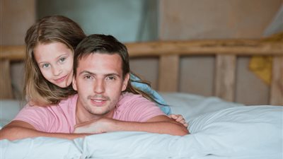 «زوجي يهتم ببنتي أكثر مني».. ماذا أفعل؟